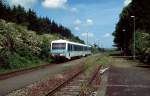 Ein 628 fährt im Juni 1999 aus dem Bahnhof Trossingen DB aus