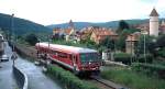 An der Stadtkulisse von Wertheim vorbei fährt ein 628 im Sommer 2002 nach Lauda