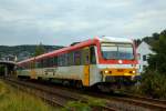   Am frühen Abend (18:40 Uhr) des 26.09.2015 fährt der Dieseltriebzug 628 677-7 / 928 677-4 der Westerwaldbahn (WEBA),  als RB 96  Hellertalbahn  die Verbindung Betzdorf/Sieg - Herdorf -