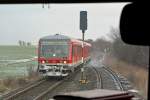 Im Bahnhof von Menzendorf begegnen sich die Nahverkehrszüge zwischen Lübeck Hbf und Bad Kleinen. Der mit LED- und Zusatzscheinwerfern ausgerüstete 628 633 trifft am 03.02.2015 auf der Fahrt als RE 4 von Szczecin Glowny (Stettin) nach Lübeck Hbf auf 628 656, aus dessen Fahrgastraum dieses Bild entstand.