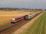 Der 628 422 als RB nach Neufahrn Niederbayern und der 440 418 Ag nach Neumarkt Oberfalz am 24.03.2012 bei einer Parallelfahrt bei Straubing.