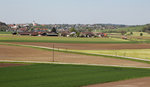 Dieses Bild beinhaltet gleich 3 Ortschaften auf einmal:  Im Vordergrund der kleine Ort Neuhausen, dahinter Oberndorf mit seiner Kapelle links im Bild.