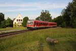 Am Abend des 21.05.16 hat 628 584-5, aus Wasserburg (Inn) kommend, in Kürze den Bahnhof von Ebersberg erreicht. 
Im Hintergrund ist ein Teil des  Amtes für Ernährung, Landwirtschaft und Forsten Ebersberg  dargestellt.