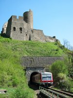 629 005 bei der Unterquerung der Löwenburg in Monreal/Eifel am 25.04.11.