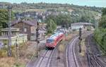 Blick von der Straßenbrücke nach Westen auf den Bahnhof Heidingsfeld-West: Links vor dem Empfangsgebäude steht das Stellwerk. VT 628 365 fuhr am 26.9.03 als Regionalbahn nach Würzburg durch.