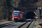 In Obernhof lässt sich vom Bahnsteig weit auf die Strecke schauen. 640 006 und 640 012 haben soeben 2 Tunnel durchquert und die Lahn überquert ehe sie in den Haltepunkt Obernhof als RB23 nach Limburg einrollen.

Obernhof 24.03.2018