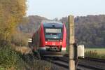 Am BÜ der Lahntalbahn bei Karlssprudel in Stockhausen fuhr am 7.11.2020 diese Doppeltraktion DB Regio LINT27 (640 019 + 640 006) in Form des RE25 nach Koblenz Hbf vor meine Linse.