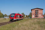 Noch endet die Bahnstrecke von Velgast kommend im Bahnhof Barth. Früher ging es von hier weiter über Pruchten, Bresewitz und Zingst weiter nach Prerow. Mittlerweile gibt es Pläne, dass die Darßbahn bis Prerow bis Ende der 20er Jahre wieder in Betrieb genommen wird. Anfang der 90er Jahre wurde die Strecke bis Barth elektrifiziert, 2005 wurde die Oberleitung wieder abgebaut. Früher fuhren sogar Doppelstockzüge mit E-Loks der Baureihe 143 bis hierher. Das Foto zeigt den heutigen Zustand am Bahnhof der Stadt Barth. 640 018 verlässt gerade den Bahnhof auf dem Weg nach Velgast. Fotografiert am 13.05.2023.