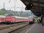 640 019 fhrt als RB 93 gerade los in Richtung Bad Berleburg, whrend 111 099 mit einer RE-Garnitur nach Frankfurt die Mittagsruhe geniet.(Siegen,11.07.09)