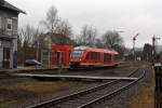 640 015 (LINT 27) der 3-Länder-Bahn als RB 93 (Rothaarbahn) kommt von Bad Berleburg, hier beim Halt am 14.01.2012 im Bahnhof Ferndorf (Kr.