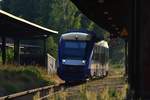 HEX VT872 fährt als HEX43 nach Oschersleben in Blumenberg ein. Lins sieht man den verwaisten Bahnsteig der ehemaligen Strecke nach Eilsleben. Der Persoenenverkehr wurde dort am 28.11.2002 eingestellt.

Blumenberg 03.08.2018