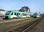 Je ein Lint 27 und ein Lint 41 der Vectus Verkehrsgesellschaft im Bahnhof Altenkirchen am 24.02.2006 um 10.52 Uhr.