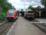 Am 26.08.2005 begegneten sich zwei Planzge der Relation Straufurt - Groheringen im Bahnhof Smmerda. Whrend der Zug in Richtung Groheringen aus 641 022 gebildet ist, ist der Gegenzug VT175 der EVB von 1926, welcher im Rahmen einer Veranstaltung zum Einsatz kam.

Aufgrund der damals verfgbaren Fototechnik ist das Bild Fotografisch leider verbesserungsbedrftig, lsst sich jedoch nicht wiederholen. Daher habe ich das Bild selbst freigeschaltet. Ich bin jedoch fr Vorschlge offen.