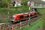 Klettgau, DB KBS 730 03: 27.04.2008, 17.10 Uhr, Bf. Neunkirch (CH): Wo gibt es noch eine Strecke mit nicht rckgebauten Bahnhfen und Formsignalen? Z.B. hier auf dem schweizer Abschnitt der Hochrheinbahn. Von Schaffhausen kommend fhrt ein 641 011 als RB 31263. Auch die Straenbrcke rechts im Bild (Standpunkt der beiden vorherigen Aufnahmen) pat gut zum Flair der Strecke. Fr Nachamhmer-Fotografen: Eile ist geboten, die Modernisierung der Strecke steht bevor (vsl. 2011-2012).