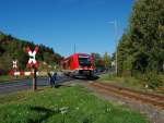 641 038 fhrt am 01.10.2011 aus dem Haltepunkt Luisenthal heraus und berquert einen noch mit WSSB-Halbschranken gesicherten Bahnhbergang.
