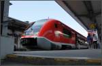 Oben wartet der Walfisch - 

Blick von der Bahnsteigtreppe auf den Bahnsteig an Gleis 2 und 3 in Waldshut mit Triebwagen der Baureihe 641. Die stürzenden Linien sind gewollt, sie unterstützen die tiefe Perspektive.
 10.07.2012 (M)