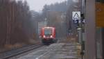 Wale in Oberfranken oder Schmuddelwetter zum Jahresbeginn. Wale wandern ja über tausende von Kilometern. Nun sind sie auch in Oberfranken angekommen.
Die vormals 612er Leistungen nach Bamberg bzw. Würzburg gingen nun auf die Wale der BR 641 über.
Die RE fahren abwechselnd stündlich ab Hof entweder nach Lichtenfels oder Bamberg, eine direkte Verbindung nach Würzburg gibt es nicht mehr.
Die Bamberger Züge halten auch zusätzlich in Schwarzenbach (Saale), Stammbach und Marktschorgast, sodass zu den kleineren Stationen ein Zweistundentakt entsteht.

641 026 als RE 3046 Hof - Bamberg durchfährt ohne Halt den Keilbahnhof Oberkotzau.
In Oberkotzau zweigen die Strecken nach Weiden und Selb Stadt (Asch) ab.

02.01.2014 Bahnstrecke 5100 Bamberg - Hof.

Das Wetter war so mieß und nasskalt, dass sich Ivie nach einer Stunde ins wärmere Auto verzog, denn Wartesäle in den Bahnhöfen gibt es ja nicht mehr!