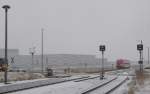 Bei trüben Winterwetter und im Schatten des großen Logistikzentrums fährt am 05.02.2015 der DB 641 023 als RB 16206 (Erfurt Hbf - Leinefelde) in den Bahnhof Kühnhausen aus.