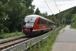 Bei einsetzendem Regen kommt der 642 725 als RB nach Wertheim in den HP Kloster Bronnbach eingefahren am frühen Nachmittag des 9.8.2019