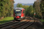 Am 09.09.2014 fährt 642 062 als RE Crailsheim-Heilbronn zwischen Neuenstein und Öhringen durch die wenigen durch das Gebüsch dringenden Sonnenstrahlen.