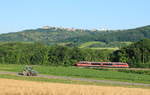 In Wahrheit lagen zwischen Zug und Traktor ca. 5 Minuten Zeitdifferenz, als ich beide Fahrzeuge vor der Kulisse Waldenburgs bei Untereppach am 24.06.2020 verewigte. Ein unbekannter 642 ist dabei als RE Heilbronn-Hessental unterwegs. Das Ziel des Fendts blieb unbekannt. 