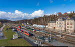 Bahnhof Aue, 9. April 2022<br>
Auf dem Perron warten die Fans von Hannover 96 nach dem Auswärtsspiel gegen Erzgebirge Aue auf die RB nach Zwickau für die Rückfahrt.