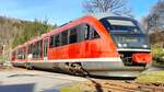 Am 30.12.22 ist 642 005 bei der Ausfahrt aus dem Bahnhof von Hennersdorf (Sachs) auf dem Weg nach Cranzahl.