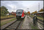 Endbahnhof Markt Erlbach am 29.10.2023 um 10.00 Uhr. Desiro 642615 nach Fürth steht am Bahnsteig bereit.