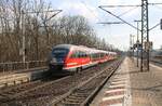 DB 642 572 + 642 520 als RE 26109 von Göttingen Hbf nach Erfurt Hbf, am 22.03.2026 in Erfurt-Bischleben. Der neue RE11 verkehrt seit dem Fahrplanwechsel zwischen Erfurt Hbf und Göttingen. Er hält aber nicht wie der RE1 in Gotha, sondern in Gotha Ost. Somit besteht eine stündliche Verbindung zwischen Erfurt und Göttingen. Allerdings ist dieser Verbindung der RE2 (Erfurt - Kassel-Wilhelmshöhe) zum Opfer gefallen.