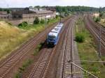 Ein blauer VT 642( ich glaube er heisst TRAINGUARD) passiert am 27.06.08 meinen Fotopunkt und kommt im Bahnhof Bitterfeld zum stehen.