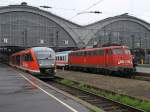 642 021/521 als RE nach Geithain und 115 302-2 vor einem PbZ in Leipzig Hbf am 15.9.2009.