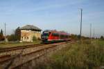 An der Einfahrt des Bahnhofs Triptis passiert der 642 012 als RE nach Saalfeld das mechanische Stellwerk W1.