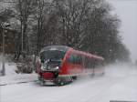 Ein von Dresden kommender Desiro durchfhrt bei Schneetreiben den Hp Langebrck; 15.12.2010  