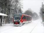Der vom Schneetreiben gezeichnete Desiro 642 635 aus der Lausitz kommend bei Einfahrt in Dresden-Langebr�ck, 15.12.2010  