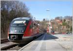 642 121 wartet in Grfenberg auf die Abfahrt.