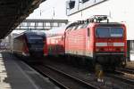 BR 143 365-5 wartet auf dem vorbergehenden Abstellgleis im Chemnitzer-Bhf. wrend BR 642 055-8 aus Aue einfhrt. 29.03.2011