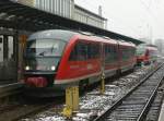 642 029 (Hinterweidental) steht als RB 67 Kaiserslautern - Kusel am 14.02.2012 in Kaiserslautern, hinten wartet ein 643er.