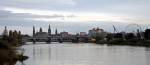 Ein unbekannter VT642 von DB Regio Sdost VB SOSA als RB17112 Grlitz - Dresden auf der Marienbrcke zwischen Bft Dresden-Neustadt und Bft Dresden-Mitte vor der barocken Stadtkulisse von Elbflorenz,