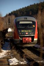 Whrendessen wenige Kilometer weiter  nordwestlich die  Desirios  der  Stdtebahn Sachsen  auf der Strecke Pirna-Neustdadt(Sachsen)-Sebnitz-Bad Schandau den Verkehr abwickeln , ist hier 642 032 der DB AG als  U8 von Dolny Poustevna nach Decin bei der Ausfahrt aus Dolny Poustevna abgelichtet.  28.12.2012 13:23 Uhr.
brigens: Die auf der Karte  dargestellte Verbindung nach Sebnitz ist aktuell nicht befahrbar, 1945 erfolgte die Stillegung.