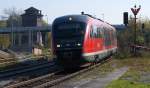 Modernes und Historisches......

begegnen sich am 23 Oktober 2011 in Jena-Gschwitz, ehemals Gschwitz Saale.

Ein neuer Triebwagen (642 018) passiert einen alten Wasserturm der Weimar-Geraer Bahn, alte und neue Signaltechnik begegnen sich und eine neue Brcke ersetzte einen alten Bahnbergang.