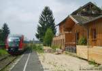 642 617 erreicht am 26.6.07 Eckersm�hlen als RB nach Hilpoltstein: Zun�chst f�hrt er am neu verkleideten Empfangsgeb�ude vorbei...