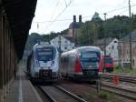 1442 112 als S5 nach Zwickau und Erzgebirgsbahn 642 058 am 20.08.2014 im Bahnhof Gößnitz.