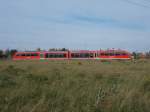 Mitten auf dem Acker gelegen liegt die Station Roggentin wo,am 26.Oktober 2014,der 642 186 auf der Fahrt von Wismar nach Tessin hielt.