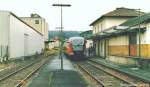 Blick nach Süden auf einen „Desiro“ im Bahnhof Ebern, der am 10.11.02 auch Endstation für alle Güterzüge war. Nach Maroldsweisach war der letzte Güterzug knapp ein Jahr zuvor am 21.11.01 gefahren. Links der Kilometerstein 18,3.