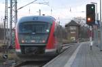 BR 642 RE8 nach Tessin bei der Ausfahrt aus dem Bf. Wismar. Im Hintergrund das Stellwerk. 02/2007