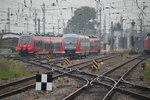 442 358 als S3(Warnemnde-Priemerburg)bei der Ausfahrt im Rostocker Hbf.17.06.2016