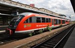 642 223-1 und 642 230-6  Katharina die Große  sind am 1.8.2016 als RB36 (RB16422) von Magdeburg Hauptbahnhof nach Wolfsburg Hauptbahnhof unterwegs, hier wartet der Verband auf die Abfahrt im Startbahnhof.