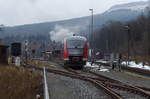 Ein brennender Desiro? Oder vielleicht ein moderner Dampftriebwagen? Wohl doch eher 642 700 als RB 80 (Chemnitz Hbf - Cranzahl), bei der Einfahrt in den Bahnhof von Cranzahl.