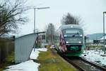 Und hier gibt es noch eines vom Einsatz des VBG Desiro auf Hof - Selb Stadt, aufgenommen im HP Wurlitz. Am 19.12.2012 kommt der Desiro grade aus Rehau in den HP  rein. Hinter der Wellblechbude und der hinten zu sehenden Straße war früher das sehr schmal gebaute massiv gebaute Empfangsgebäude von Wurlitz. Sogar hier auf dem kleinen Dorf hatte die Bahn ein EG, sicher nicht ohne Personal....