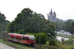 643 043 als RE25 nach Gießen in Limburg an der Lahn, im Hintergrund der Limburger Dom.